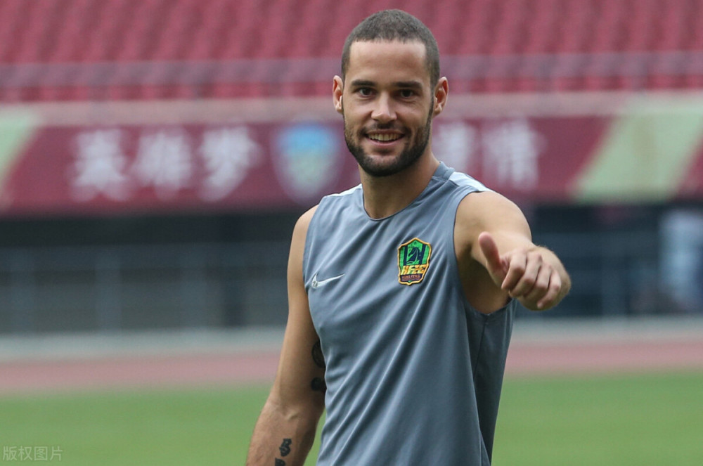 巴列卡诺后卫获得表现认可,成为球队中坚力量 巴列卡诺后卫获得表现认可,成为球队中坚力量