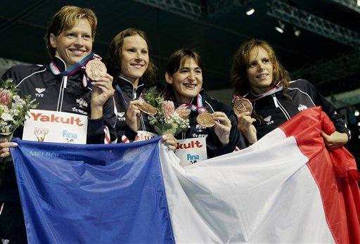 群体自由泳：法国队获得金牌