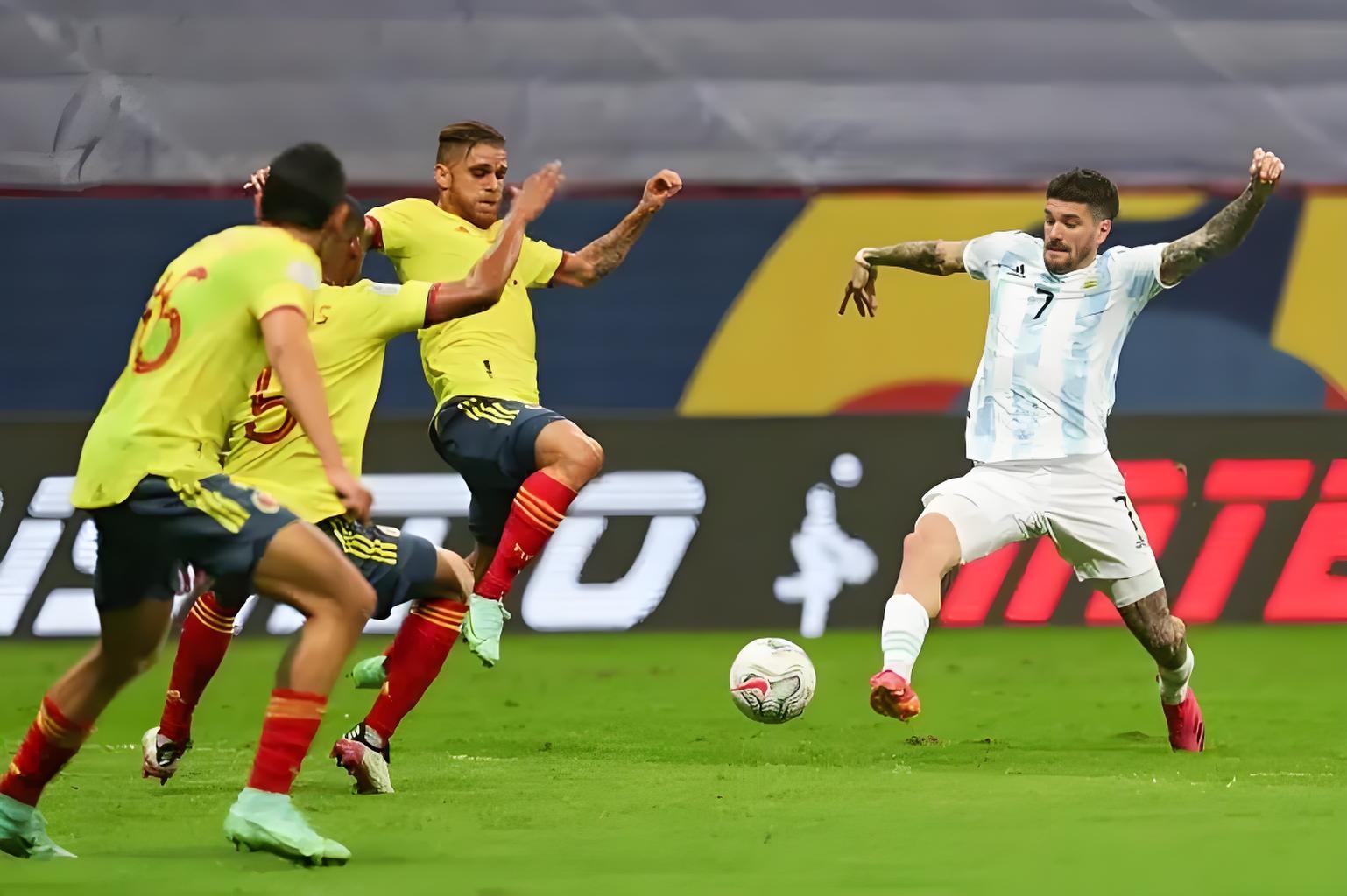 里昂翻盘哥伦比亚，范戴克点燃赛场