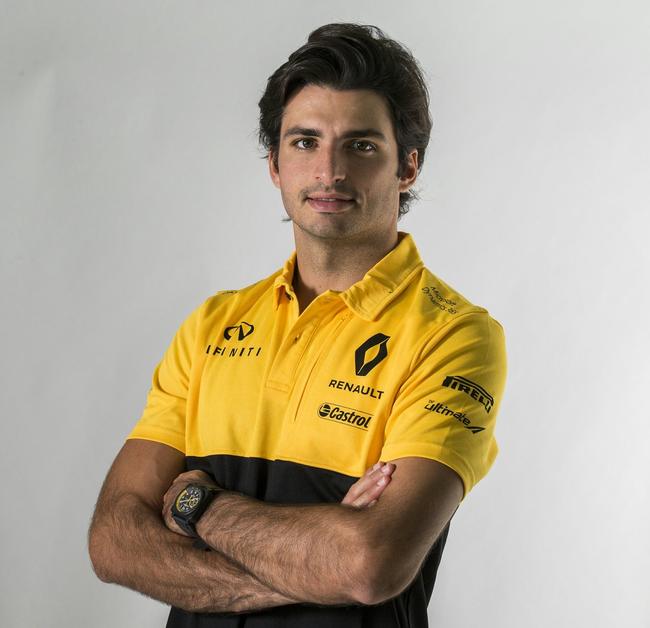 梅赛德斯鏖战雷诺车队，塞恩斯高光表现