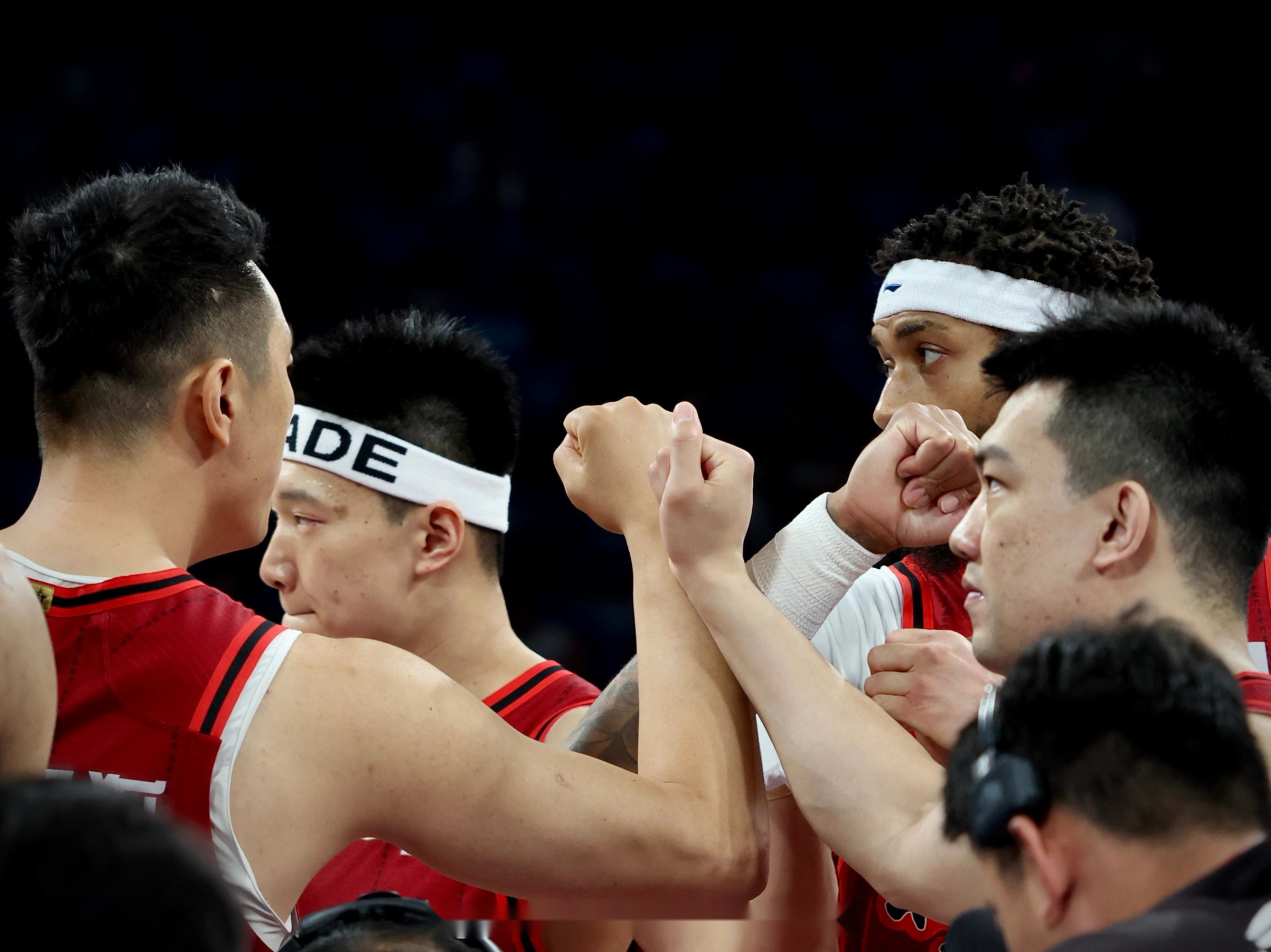 勇士横扫北京队，保罗点燃赛场