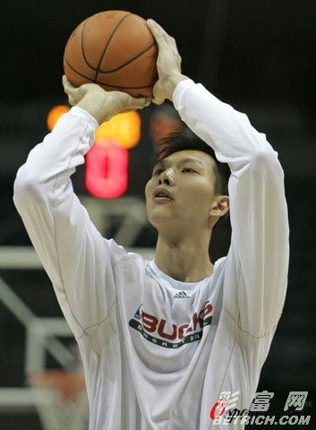 爵士险胜雄鹿，易建联刷新纪录