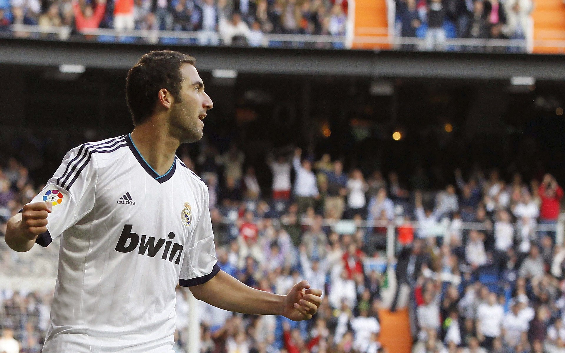 赛道与球场，当F1年度争冠焦点战遇上篮网强压山西队